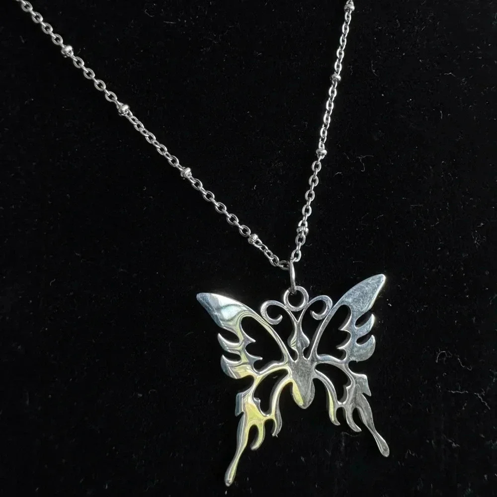 Edgy Butterfly pensante Necklace - Picture 5 of 8